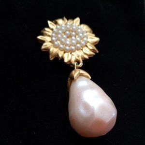 The golden sunflower simulated pearl pear broach clip on